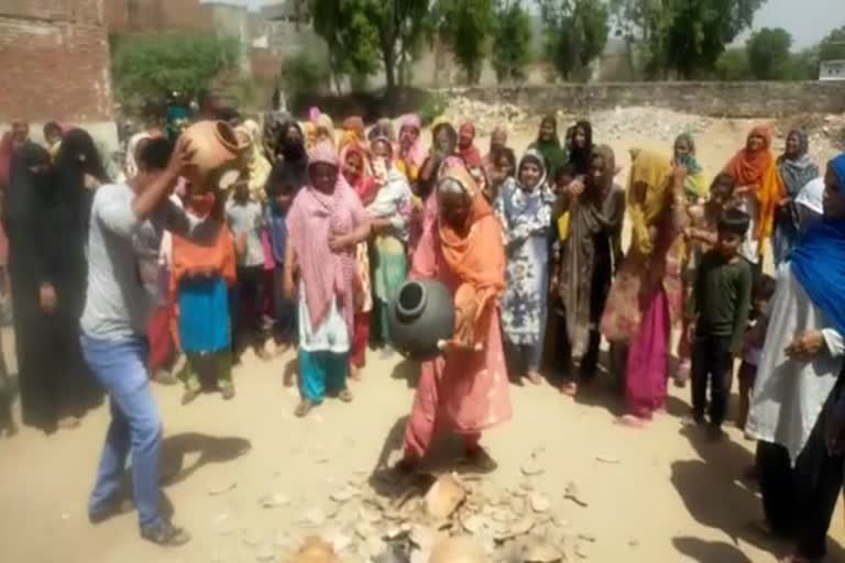 Women protested against the problem of drinking water