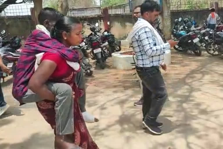 polling-officer-reached-booth-riding-on-wifes-shoulder-for-voting-in-chatra