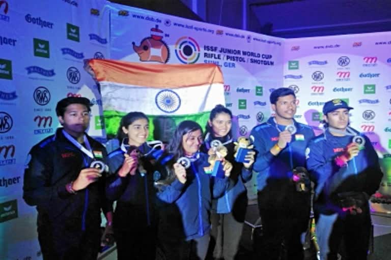 issf Junior World Cup  shooting  medals  silver medals  mens team  womens team  आईएसएसएफ जूनियर विश्व कप  निशानेबाजी  पुरुष और महिला ट्रैप टीम  रजत पदक