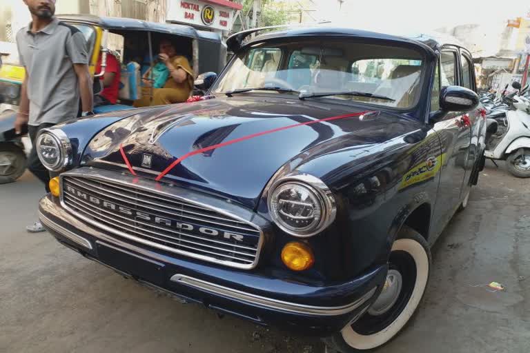 Ambassador car in Junagadh: રજવાડી ઠાઠની એમ્બેસેડર કાર ક્યાં જોવા મળી