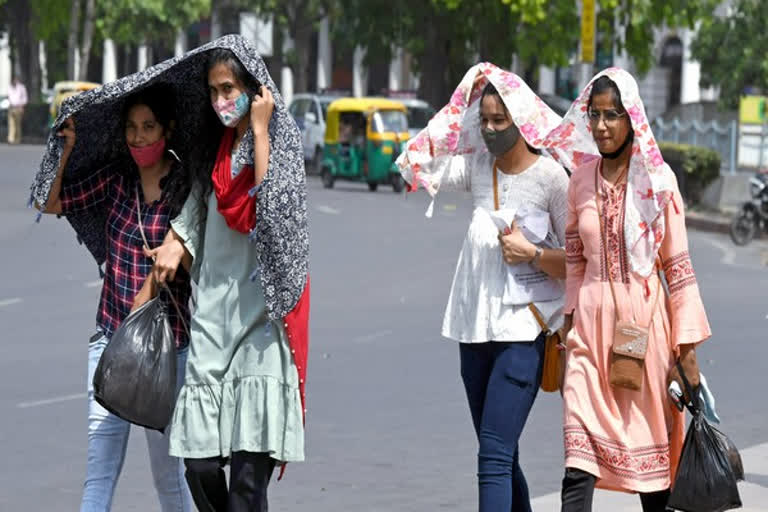 Delhi witnesses scorching heat