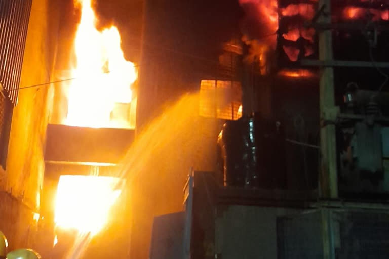 massive-fire-broke-out-in-plastic-factory-of-narela-industrial-area-about-one-and-a-half-dozen-fire-tenders-on-spot