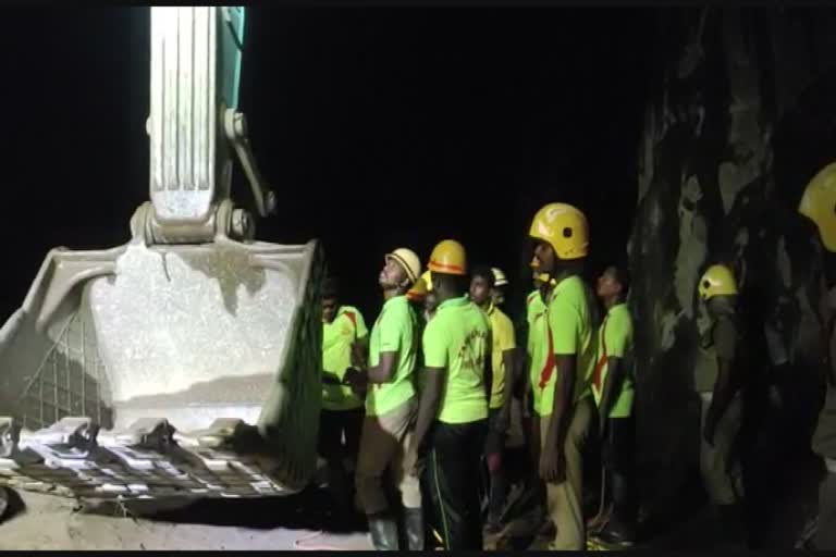 quarry accident  Six workers were trapped in a 300 feet deep pit  workers were trapped in a pit  workers trapped in a pit at tamilnadu  തമിഴ്‌നാട്ടിൽ കുഴിയിൽ അകപ്പെട്ട് ക്വാറി തൊഴിലാളികൾ  തിരുനെൽവേലിയിലെ മുന്നീർപള്ളത്ത് ക്വാറി അപകടം  ക്വാറിയിലെ കുഴിയിൽ അകപ്പെട്ട് 6 തൊഴിലാളികൾ  കുഴിയിൽ കുടുങ്ങി ക്വാറി തൊഴിലാളികൾ