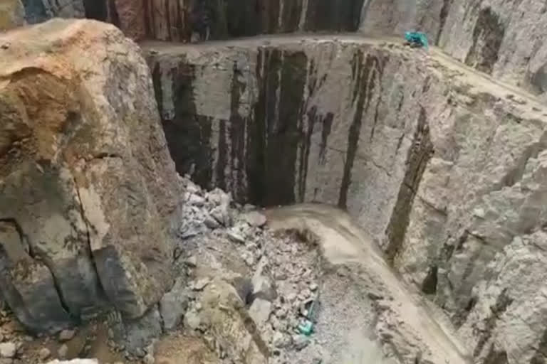 நெல்லை கல்குவாரி விபத்து: 4 பேரை மீட்பதில் கடும் சவால்