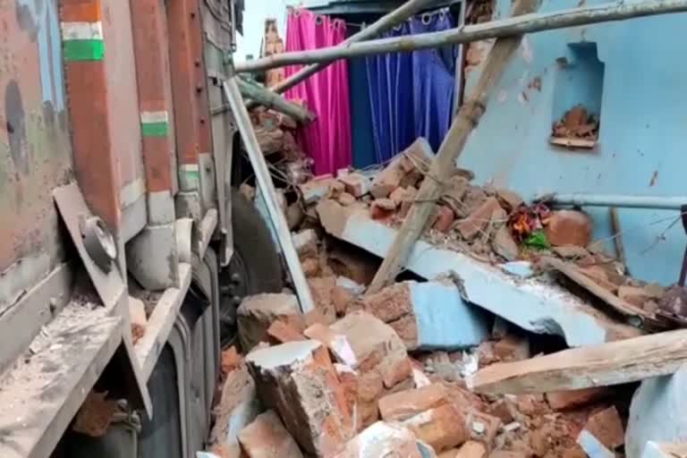 accident-in-hazaribag-uncontrolled-truck-damaged-house