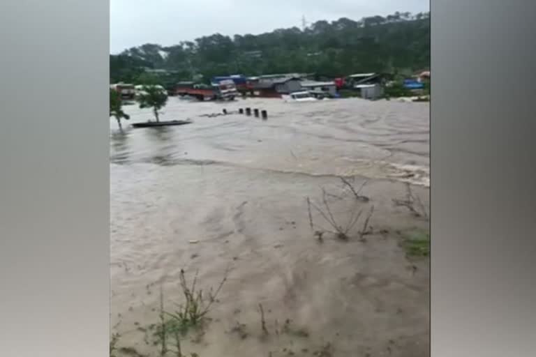 heavy rain in asam  asam facing flood in heavy rain  three deaths reported by the officials from assam  worst situation in assam by heavy rain  farms and houses of assam people covered by water  assam facing very pathetic situation by the heavy rain  അസം വെള്ളപ്പൊക്ക ഭീഷണിയില്‍  അസമില്‍ മണ്ണിടിഞ്ഞ് 3 മരണം  6 ജില്ലകളിലായി 94 ഗ്രാമങ്ങള്‍ വെള്ളപ്പൊക്ക ഭീഷണി നേരിടുന്നു