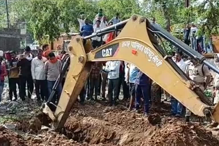 protest over taking out dead body buried in Sidhi