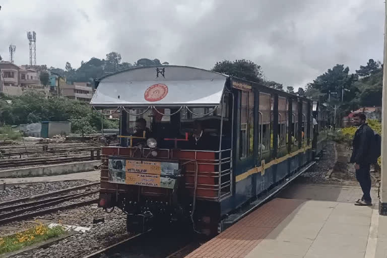 நீலகிரி மலை ரயிலில் பயணம் செய்ய ஆர்வம் காட்டும் சுற்றுலாப் பயணிகள்