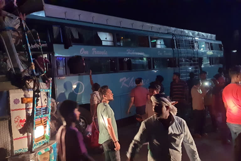 accident in dumka bus going from Dumka to Kolkata collided with truck near Kusumdih village