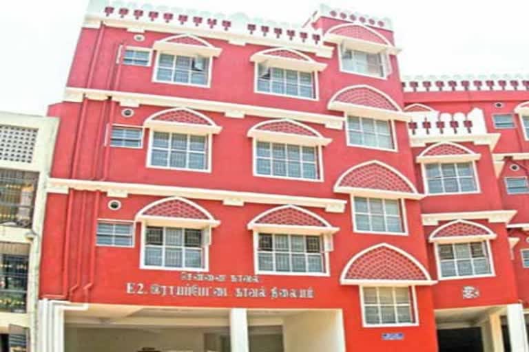 கணவன் கொடுத்த புகாரில் குழந்தைகள் உட்பட 13 பேர் மீது  வழக்குப் பதிவு