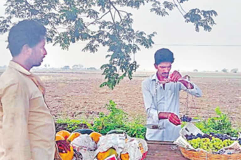 Sarpanch sells fruits in vatticherukuru kin guntur