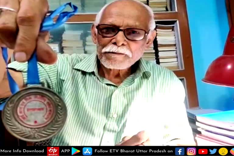 प्रयागराज  Prayagraj latest news  etv bharat up news  समस्या का समाधान  मुस्लिम ज्योतिषी ईसा  Mohammed Akhtar Isa  Muslim astrologer  मोहम्मद अख्तर ईसा  ज्योतिषाचार्य मोहम्मद अख्तर ईसा