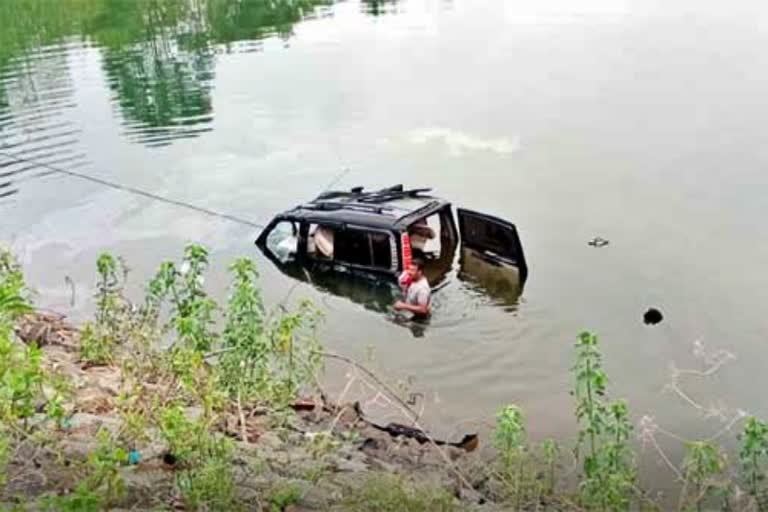 Ganja carrying car jumped into the reservoir in Andhra Pradesh, car jumped into the reservoir in Alluri Sitharama Raju district,  Alluri Sitharama Raju district news, ಆಂಧ್ರಪ್ರದೇಶದಲ್ಲಿ ಜಲಾಶಯಕ್ಕೆ ಹಾರಿದ ಗಾಂಜಾ ಸಾಗಿಸುತ್ತಿದ್ದ ಕಾರು, ಅಲ್ಲೂರಿ ಸೀತಾರಾಮ ರಾಜು ಜಿಲ್ಲೆಯಲ್ಲಿ ಜಲಾಶಯಕ್ಕೆ ಹಾರಿದ ಕಾರು, ಅಲ್ಲೂರಿ ಸೀತಾರಾಮ ರಾಜು ಜಿಲ್ಲೆ ಸುದ್ದಿ,