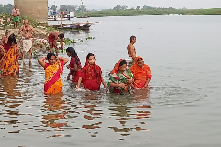 DEVOTEES ARE TAKING  DIP IN GANGA