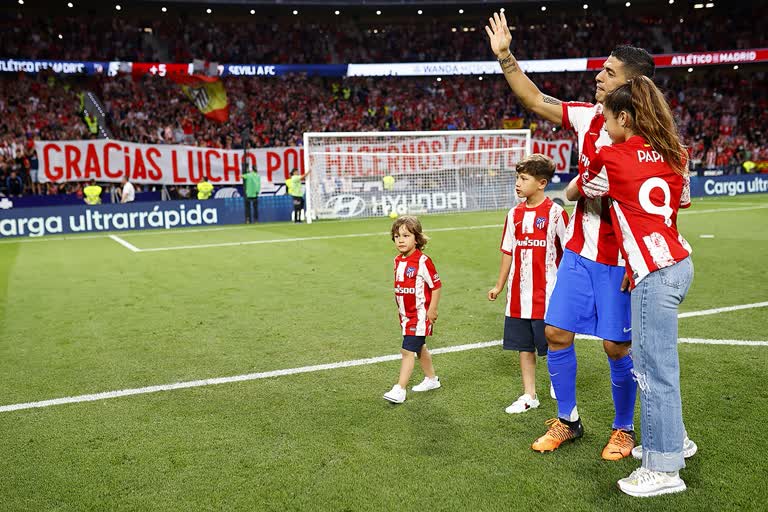 emotional Luis Suarez bids farewell to the Atletico Madrid fans  Luis Suarez  Atletico Madrid  Atletico Madrid give farewell to Suarez