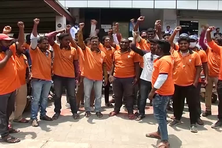 swiggy delivery boys protest at vijayawada