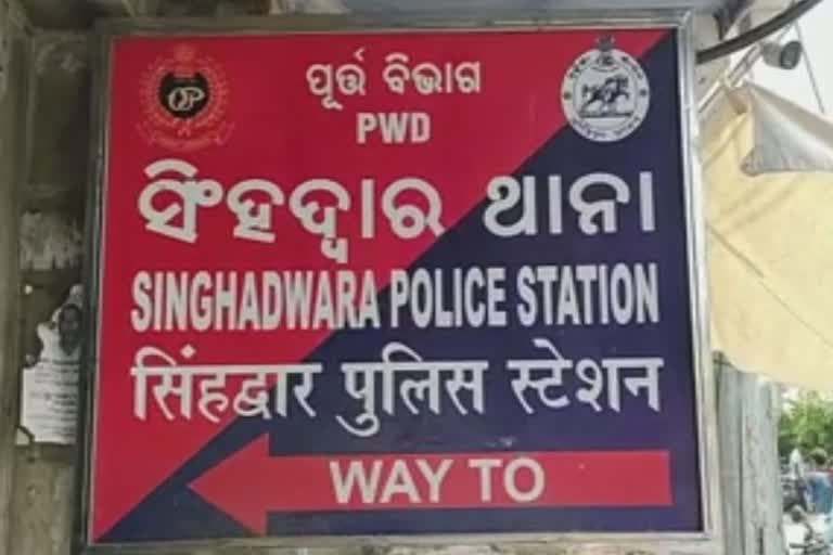 ଶ୍ରୀମନ୍ଦିର ନାଟ ମଣ୍ଡପକୁ ଚଢ଼ିଲେ ବଙ୍ଗୀୟ ଭକ୍ତ; ସୁରକ୍ଷା ବ୍ୟବସ୍ଥା ନେଇ ଉଠିଲା ବ୍ୟବସ୍ଥା