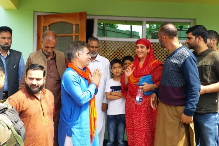 J&K: Ravinder Raina visits slain cop's home in Pulwama