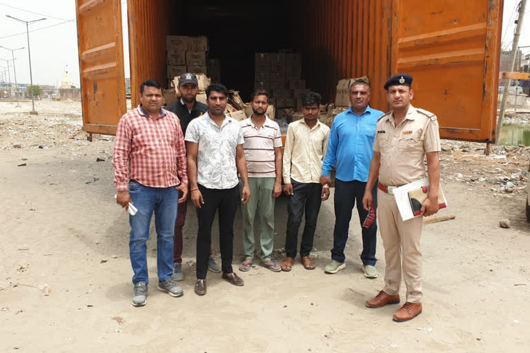 Crime branch team arrested two youths with liquor