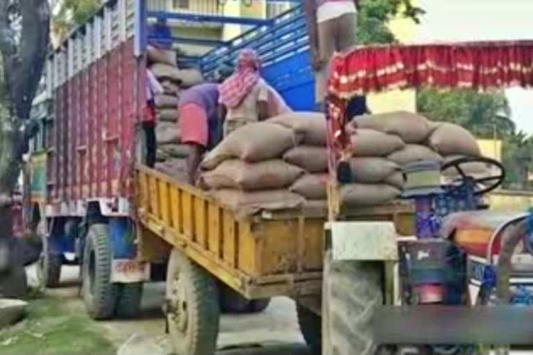 5,000 wheat-laden trucks stuck at 2 ports due to export ban, claim MP traders