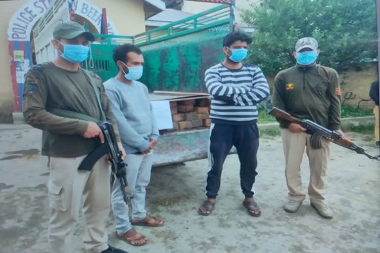 budgam-police-arrests-02-timber-smugglers-in-beerwah