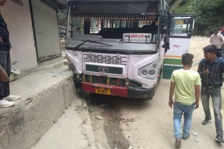 HRTC bus brake fails in Chhatri mandi