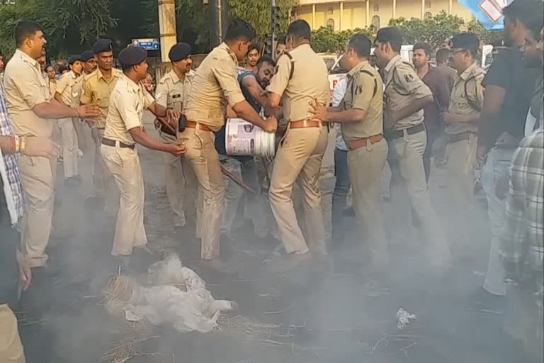 NSUI burnt the effigy of Raman Singh