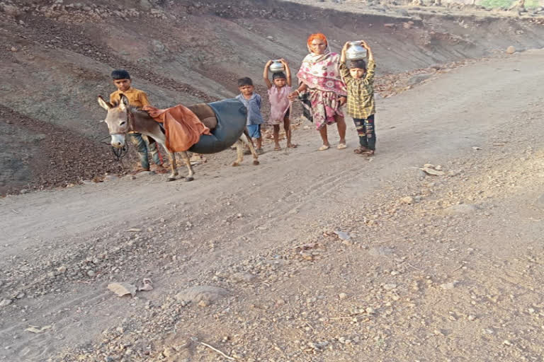 Photo depicting water crisis in Pratapgarh