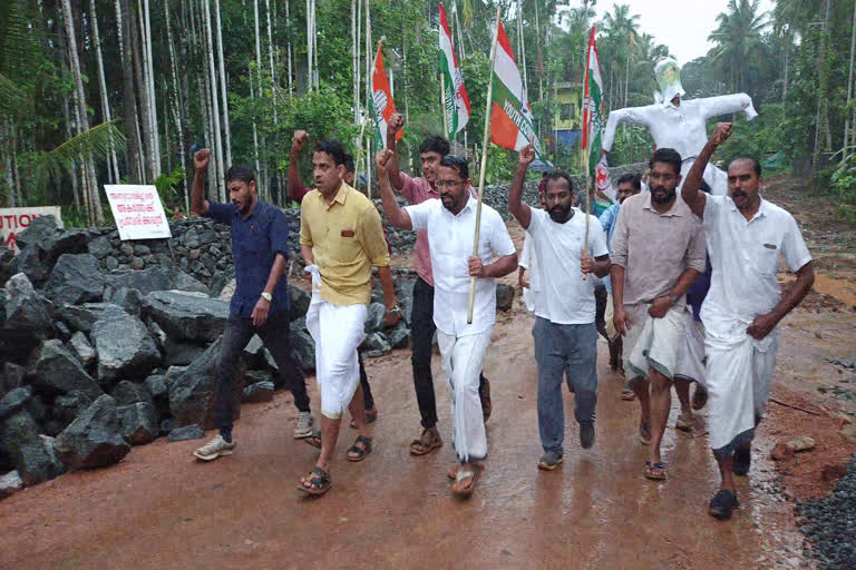 Youth Congress in protest Koolimad  Koolimad bridge collapse  കൂളിമാട് പാലത്തിന്‍റെ ഭീം തകര്‍ന്ന സംഭവം  പ്രതിഷേധവുമായി യുത്ത് കോണ്‍ഗ്രസ്