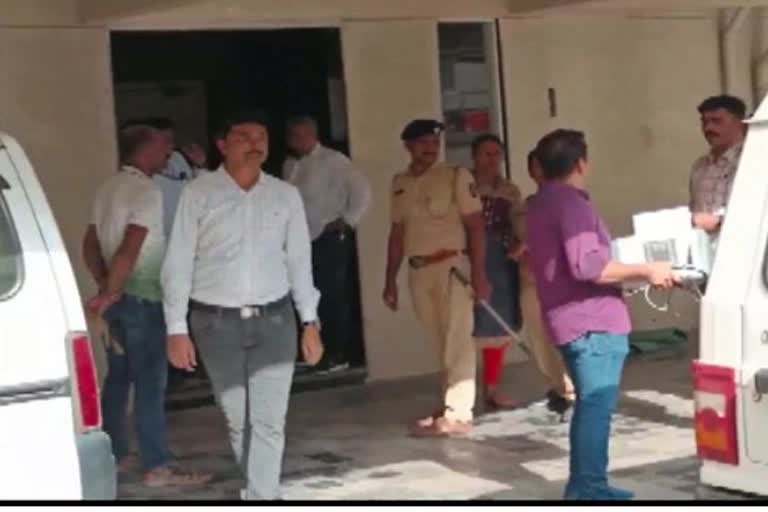 मराठी अभिनेत्री केतकी चैताली के घर मुंबई पुलिस