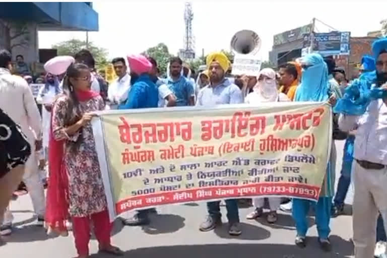 Unemployed drawing teachers demonstrate outside the Education Minister residence in the scorching heat