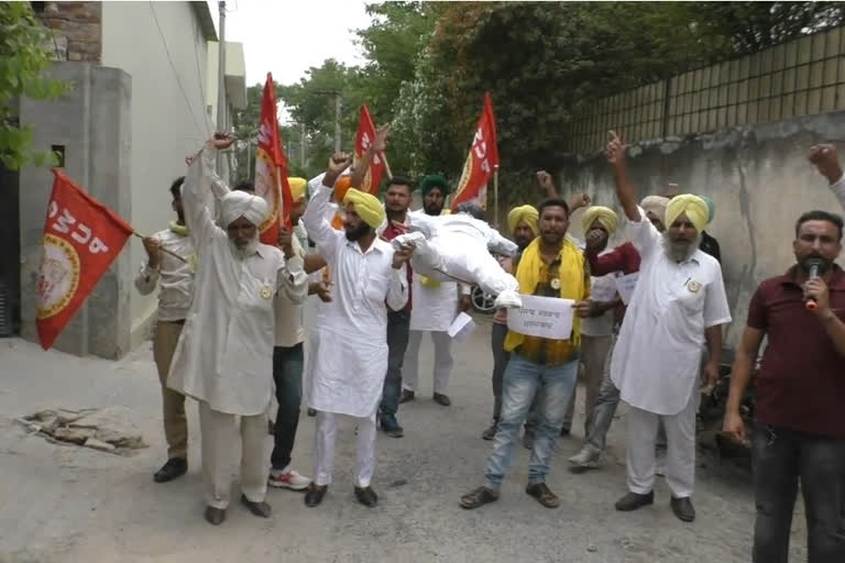 Demonstration against the government by the employees of the water supply and sanitation department