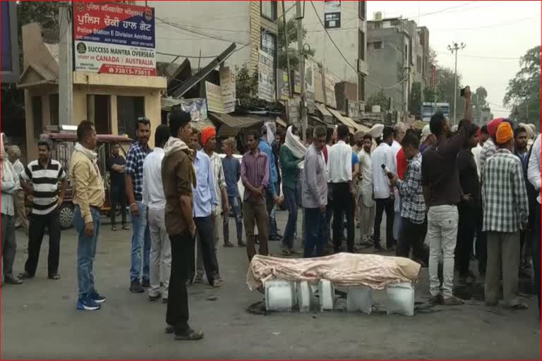 The victim family protested against the police by placing the body outside the market