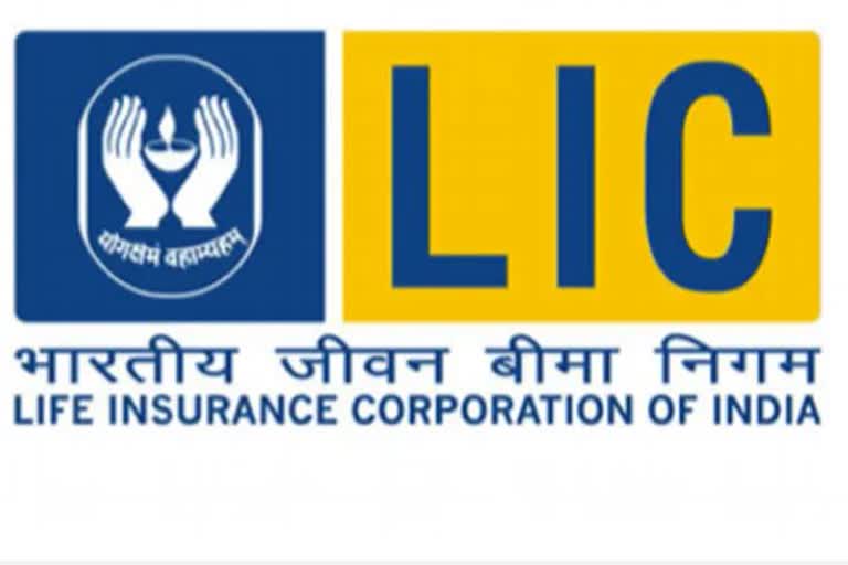 lic stock market listing  lis stock market enty  LIC share declines  എല്‍ഐസി സ്റ്റോക് മാര്‍ക്കറ്റ് ലിസ്റ്റിങ്  എല്‍ഐസി ഓഹരി വില  എല്‍ഐസി ഐപിഒ വില