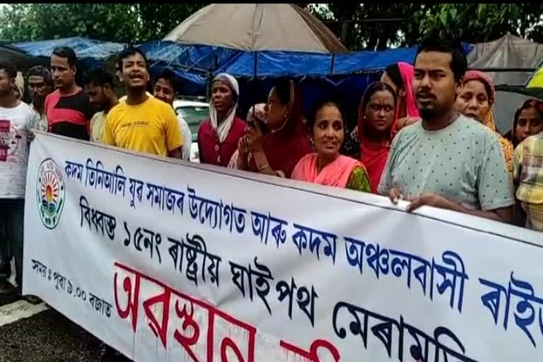 protest-in-lakhimpur-demanding-repair-fifteen-number-national-highway