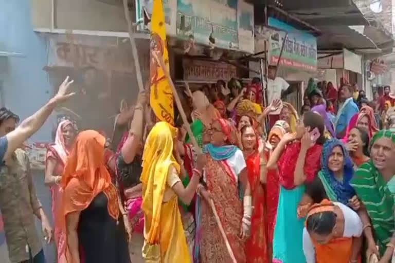 Protest against opening of liquor shops in Alwar