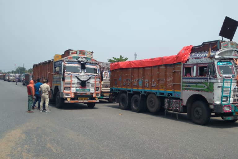 Hundreds of lorries lined in Bengali-Jharkhand border
