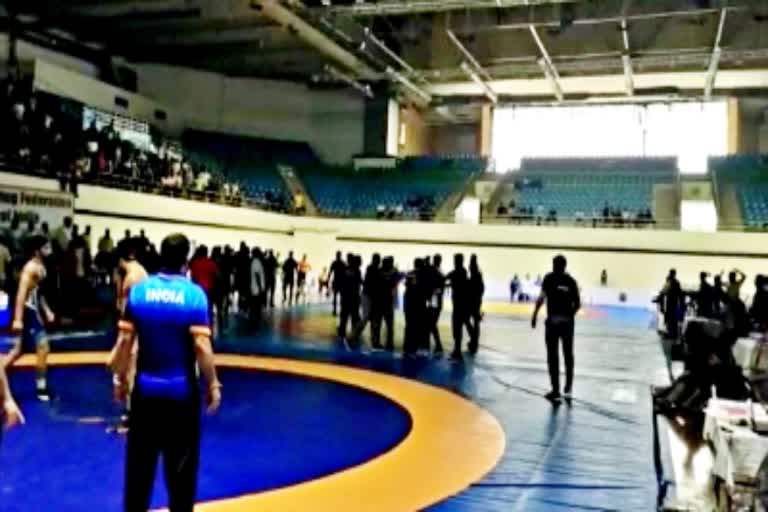 Wrestler Satender punches referee  Commonwealth Games trials  Wrestling  sports news  sports news in hindi  ban  राष्ट्रमंडल खेल  ट्रायल  पहलवान सतेंदर  आजीवन प्रतिबंध  डब्ल्यूएफआई  भारतीय कुश्ती महासंघ