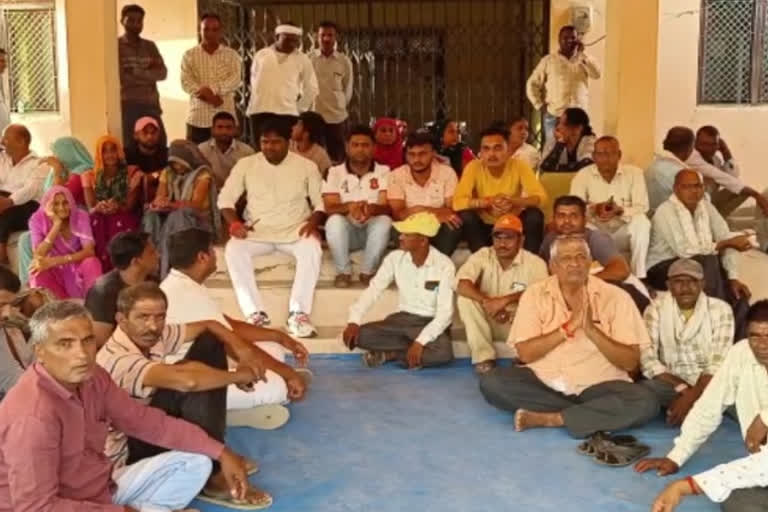 SDM and other officials locked in Panchayat Bhawan in Dungarpur