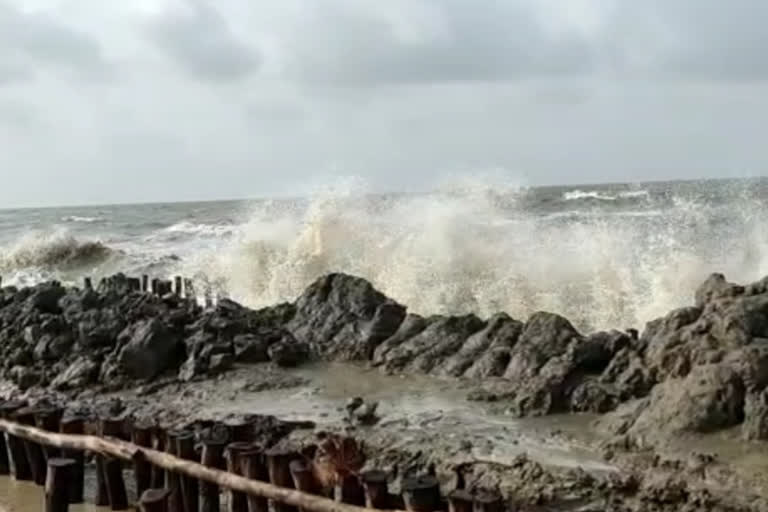 Tidal water floods Moushuni Island, tourism industry bears the brunt