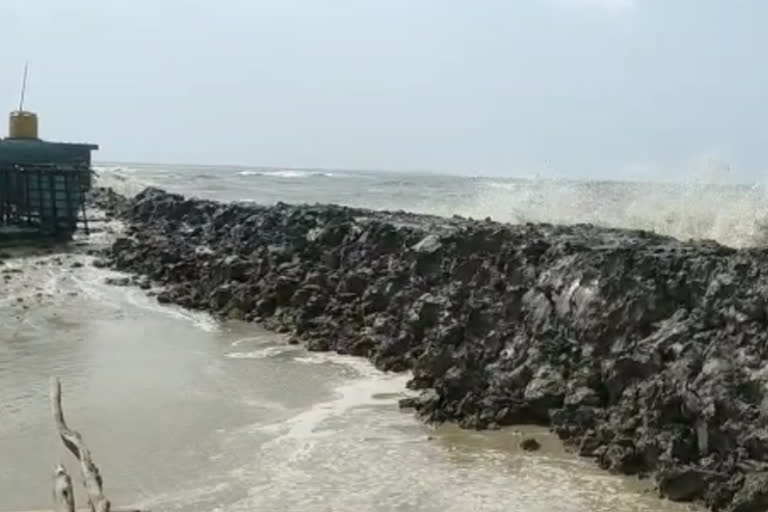 Tidal water breaks dam submerges much of Mousuni island in West Bengal