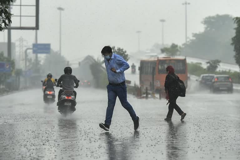 kerala rain update  സംസ്ഥാനത്ത് കനത്ത മഴ  ഇടിമിന്നലോടു കൂടിയ മഴ  മത്സ്യ ബന്ധനത്തിന് വിലക്ക്  kerala monsoon  ഓറഞ്ച് അലർട്ട് പ്രഖ്യാപിച്ചു