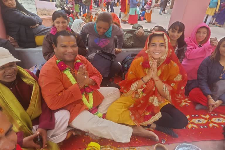 Foreign couple married with Hindu customs in Gangotri Dham