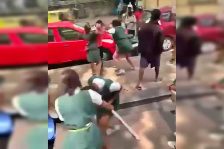 two school student fighting in Bengaluru  Bengaluru two school student fighting video viral  Girls student fighting in Bengaluru  Bengaluru crime news  ರಾಜ್ಯದ ರಾಜಧಾನಿ ಬೆಂಗಳೂರಿನಲ್ಲಿ ಜಡೆ ಜಗಳ  ಬೆಂಗಳೂರು ಎರಡು ಶಾಲೆಯ ವಿದ್ಯಾರ್ಥಿನಿಗಳ ನಡುವೆ ಸ್ಟಿಕ್​ ಹಿಡಿದು ಫೈಟಿಂಗ್  ಬೆಂಗಳೂರು ಅಪರಾಧ ಸುದ್ದಿ