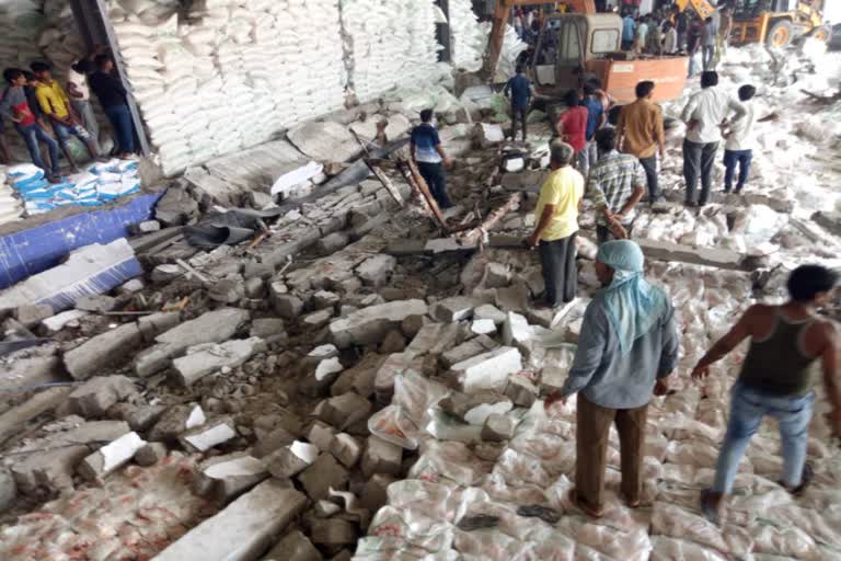 गुजरात मोरबी में दीवार गिरी , wall collapses in Gujarat Morbi