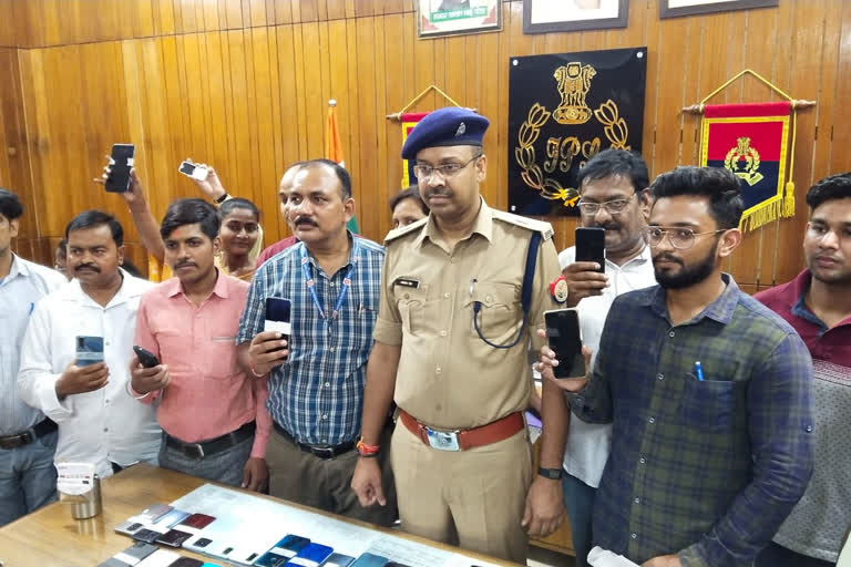 पुलिस ने बरामद किए मोबाइल