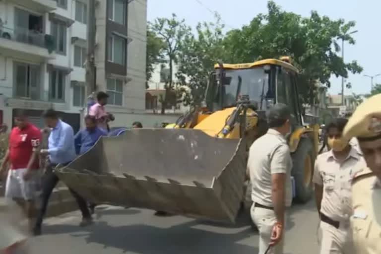 AAP MLA detained for obstructing DDA's demolition drive at Kalyanpuri: Delhi Police  demolition drive in delhi  bulldozer politics in delhi  politics behind demolition drive in delhi  ഡല്‍ഹിയിലെ പൊളിക്കല്‍ നടപടി  ഡല്‍ഹിയിലെ അനധികൃത പൊളിക്കലിലെ രാഷ്ട്രീയം  ബുള്‍ഡോസര്‍ രാഷ്ട്രീയം