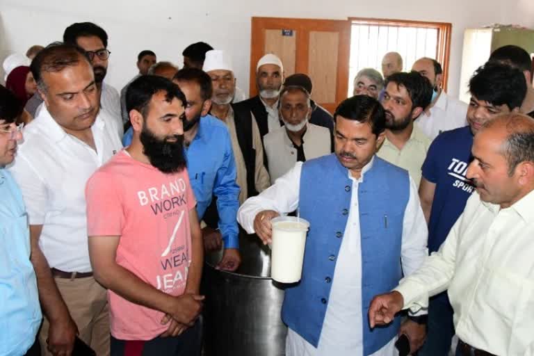 Union MoS vists Ganderbal Dairy Farm: مرکزی وزیر مملکت نے ڈیری فارم کا دورہ کیا