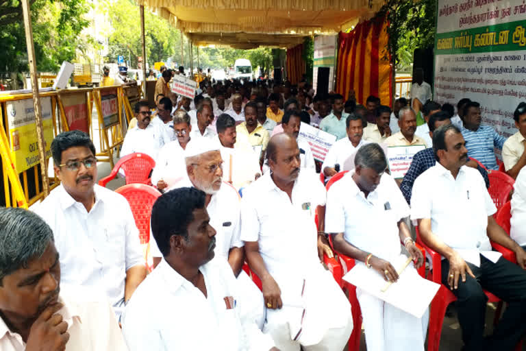 கூட்டு குடிநீர் திட்ட பராமரிப்பு ஒப்பந்ததாரர்கள் ஆர்ப்பாட்டம்