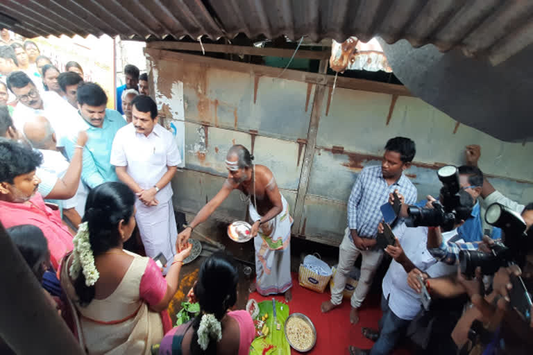 கரூர் காமராஜ் மார்க்கெட் ரூ 6.75 லட்சம் மதிப்பீட்டில் புதுப்பிப்பதற்கான பூமிபூஜை பணி!